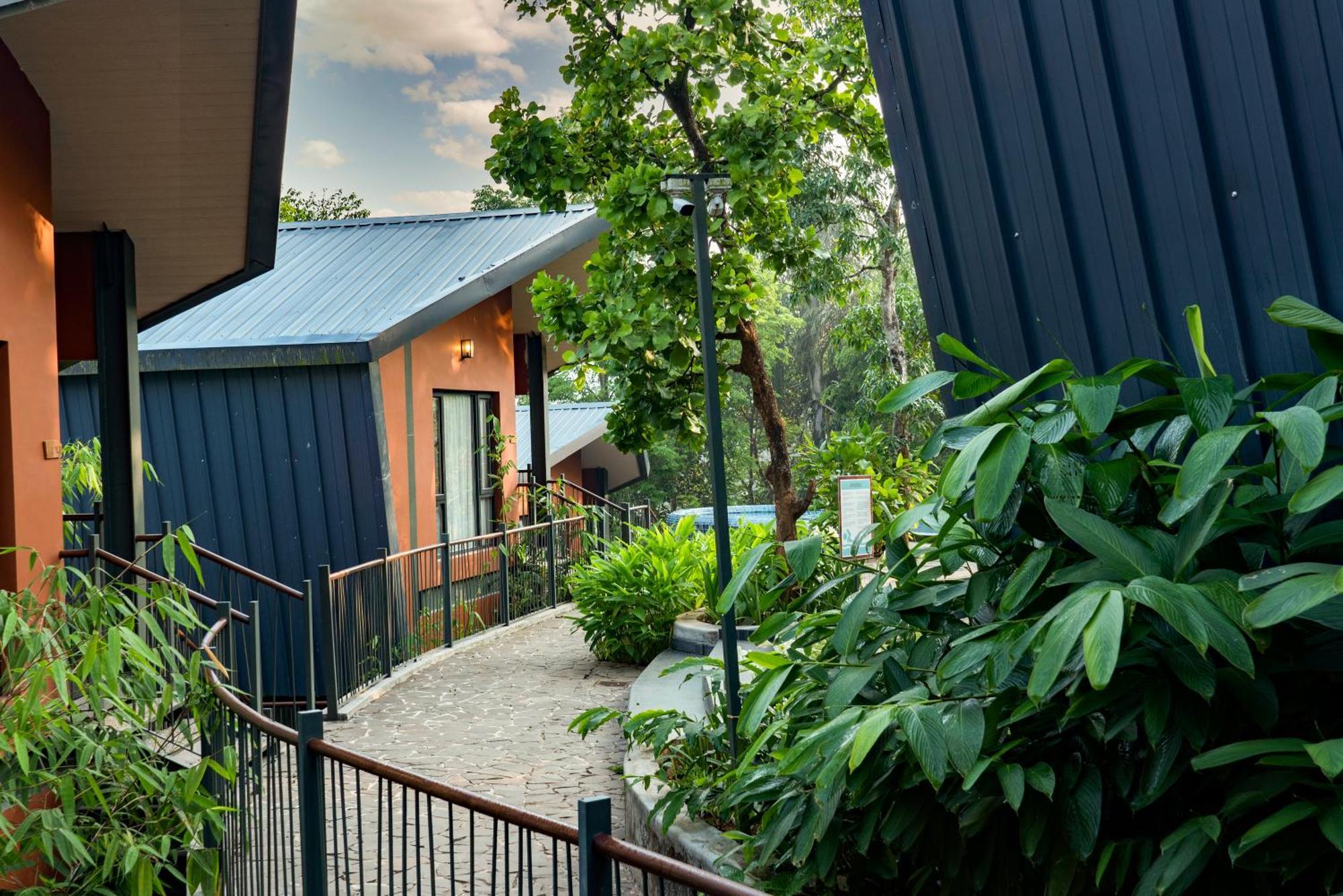 Vyna Hillock Resort And Spa ไวทีรี ภายนอก รูปภาพ